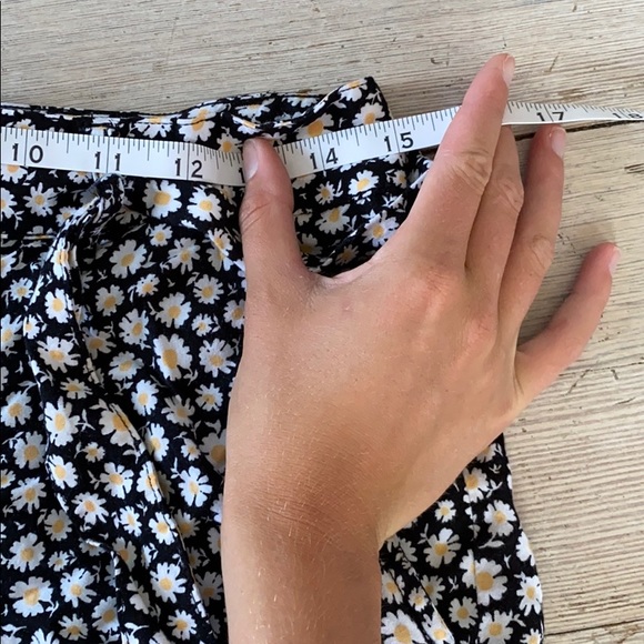 Short shorts daisy pattern cotton tied w/ pockets - Picture 3 of 3